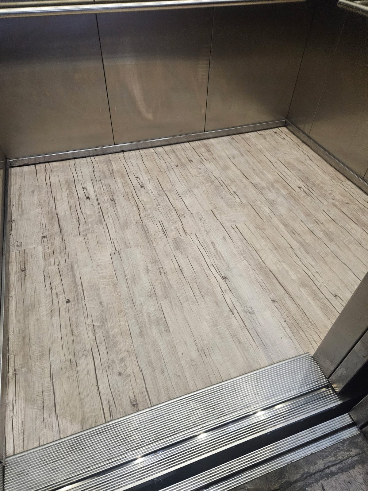 Elevator cab floor